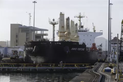 Canal de Panamá aumenta a 27 los tránsitos diarios