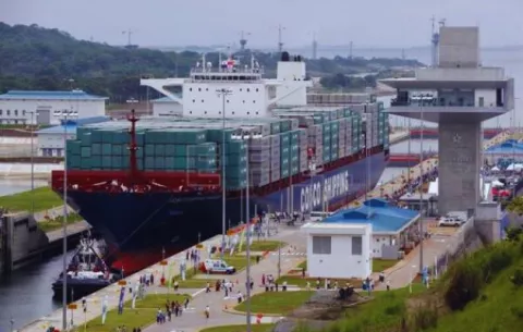 Canal de Panamá aumentará a 27 los tránsitos diarios