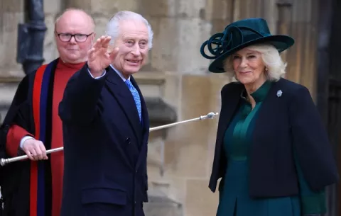 El rey Carlos III reaparece sonriente para felicitar la Semana Santa