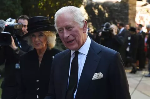 Carlos III está 'orgulloso' por la valentía de Catalina
