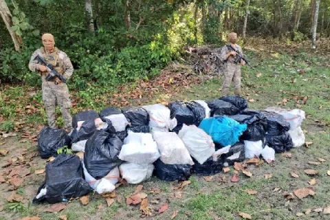Realizan operativos en Colón para dar con las personas que transportaban 816 paquetes de droga