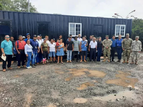 Entregan contenedor modular a pescadores en Puerto Pedregal
