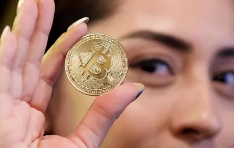 El bitcóin supera los $73.600 y revalida máximos históricos