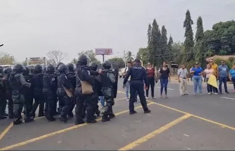 Docentes cierran vía en Divisa, se hubo choque con Policía  