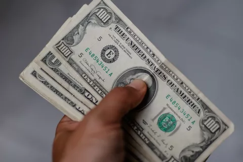 Euro cae a 1,0816 dólares, este viernes