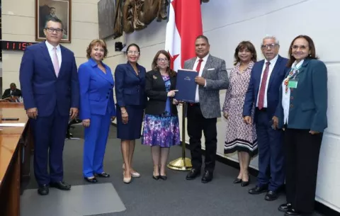   Ministra presenta proyecto que busca prevenir la deserción escolar