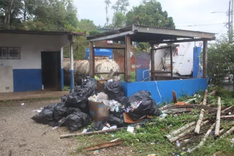 Atienden acumulación de basura en escuela de Colón
