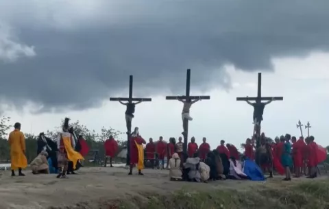  Crucificados de Filipinas recrean con dolor y sangre la pasión de Cristo