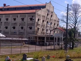 Dos quedan presos por robar en una recicladora de Colón