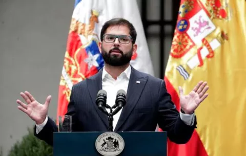  Boric llega a mitad de mandato desgastado y sin cumplir reformas