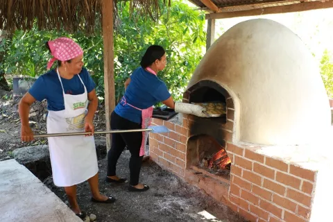 Hacen  horno artesanal a mujeres rurales en Lago Alajuela