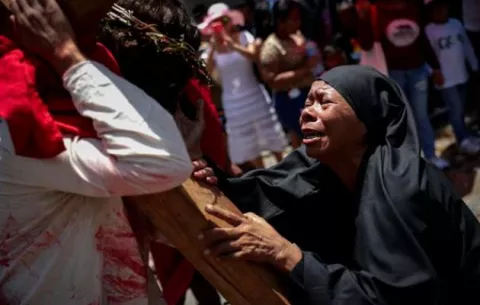  Crucifixión de Jesús fue recreada en las calles de Panamá Viejo 