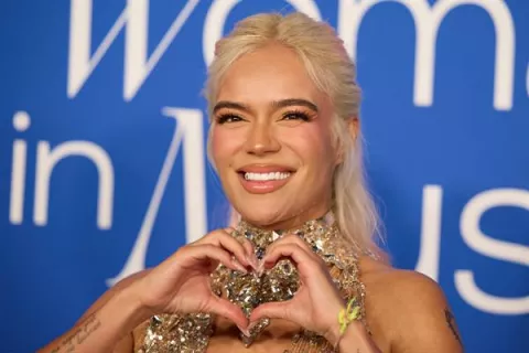 Karol G recibe el premio a la mujer del año