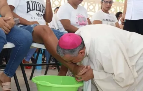 Monseñor Ulloa lava los pies de los privados de libertad