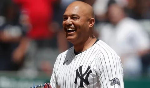 Mariano Rivera realiza lanzamiento de honor en México