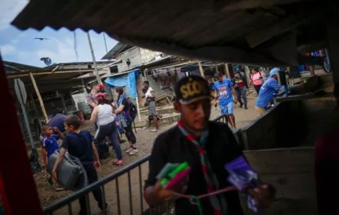 Organismos entregan mapas a migrantes para que crucen el Darién