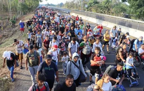  'Viacrucis migrante' pide libre tránsito para salir de Chiapas