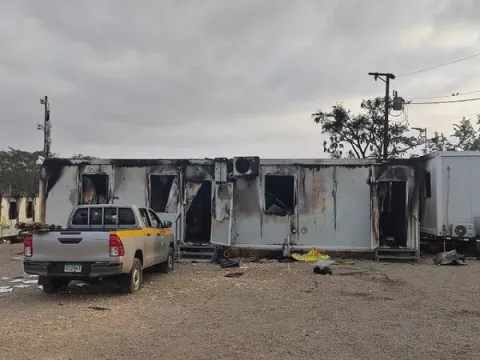 45 migrantes acusados de daños y 39 por incendiar campamento
