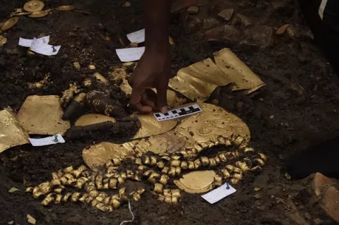 Descubren piezas de oro en tumba prehispánica en El Caño