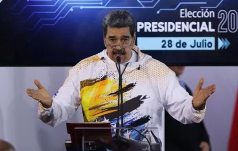 Maduro oficializa ante el CNE su aspiración a tercer mandato