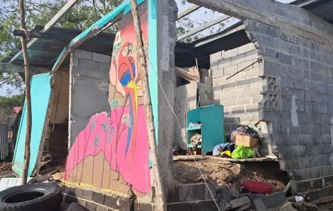 Oleaje destruye una casa en Kosovo, Puerto Caimito