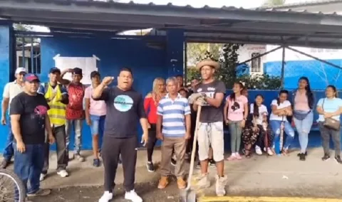 Padres de familia de escuela en Colón no quieren a docente 