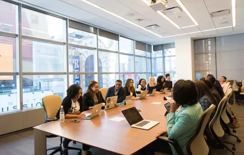 Aspiración salarial de panameños en febrero fue de $998