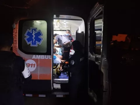 Bomberos rescatan a recién nacido caído dentro de letrina 