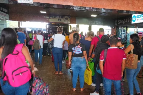 Largas filas en la Terminal de Santiago para retornar a la ciudad capital