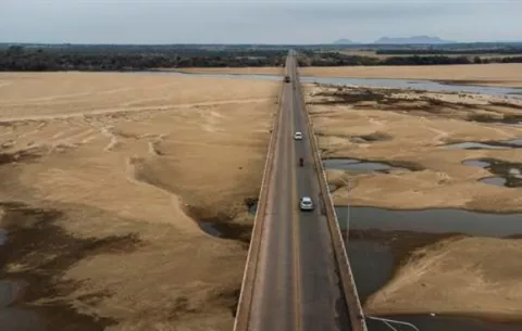  Sequía en la Amazonía reduce caudal de río a mínimos históricos