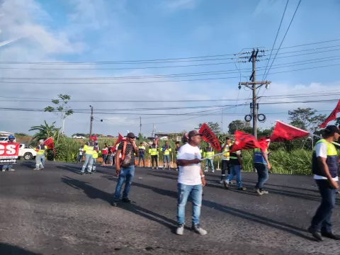 Miembros del Suntracs protestan en carretera Panamá-Colón 