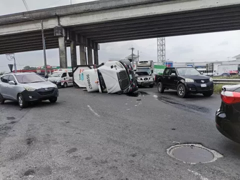 Se vuelca camión con sustancia peligrosa en Colón 