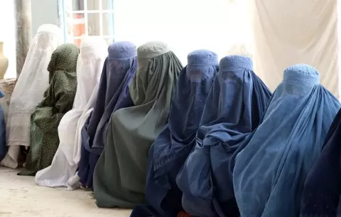 Talibanes plantean regreso de lapidación a mujeres adúlteras