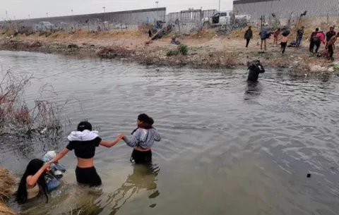  Supremo da vía libre a Texas para detener y expulsar a migrantes