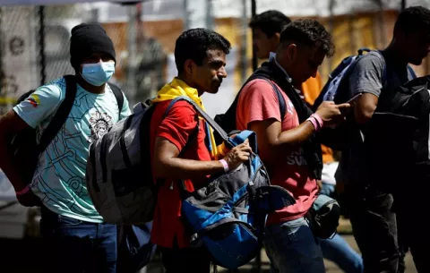 Venezolanos, los migrantes que más pasan por Darién