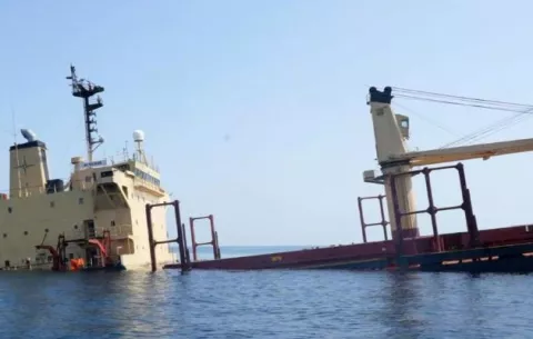 Hutíes amenazan con seguir hundiendo barcos en el Mar Rojo