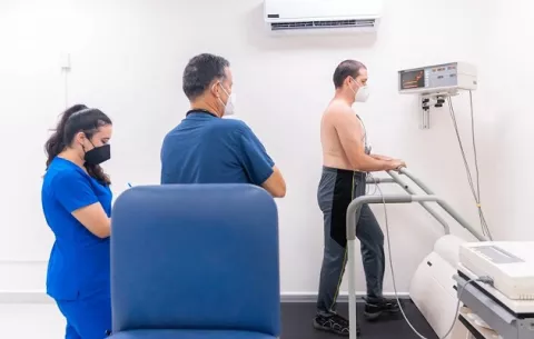 ¿Qué factores comprometen el derecho a la salud en la región?