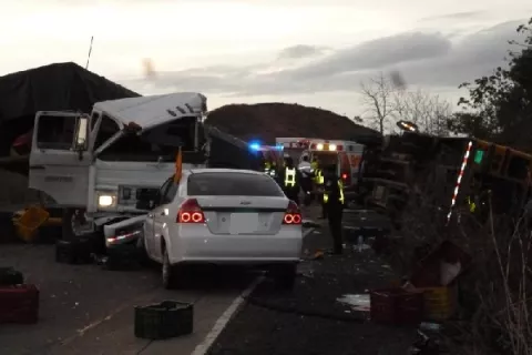 Tres miembros de una misma familia pierden la vida en un accidente en Los Algarrobos