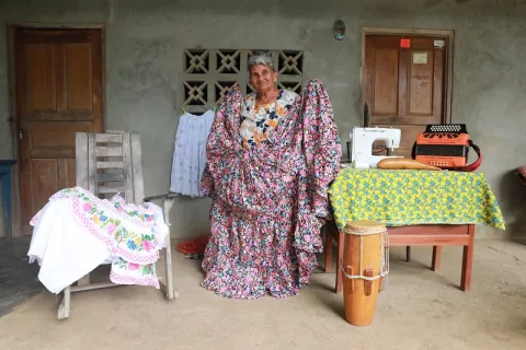 Abuela santeña elabora polleras de gala, montuna y de lujo