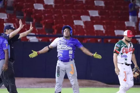 Colón gana a Chiriquí y sigue con vida en la final del béisbol mayor 