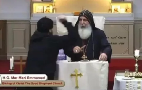 Un sacerdote y varios feligreses apuñalados durante una misa