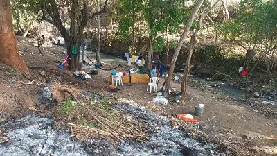 Originarios viven debajo de  una alcantarilla en Santiago  