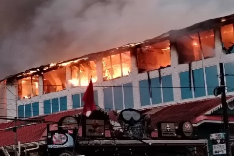 Incendio consume locales comerciales en Isla Colón, Bocas del Toro