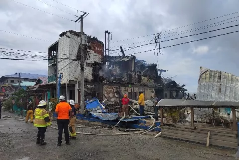 Cinco edificios afectados por fuego en Isla Colón, tres de ellos fueron pérdida total