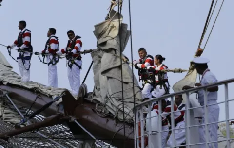 Buque escuela de la Marina de Guerra del Perú recala en Panamá
