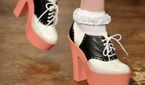 Calcetín blanco, de prenda humilde a pieza de culto