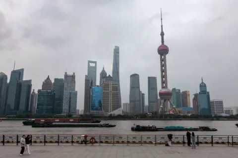 Fitch rebaja a 'negativas' sus perspectivas sobre China
