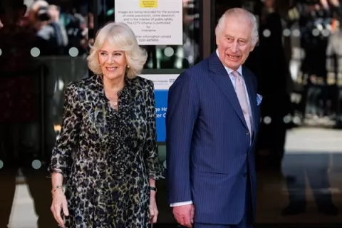 Carlos III visita un centro contra el cáncer