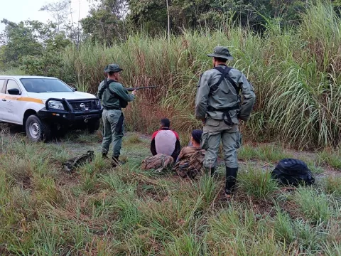 Retienen a tres cazadores furtivos