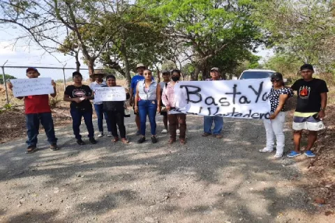 Residentes de varias comunidades exigen el cierre del vertedero de Antón